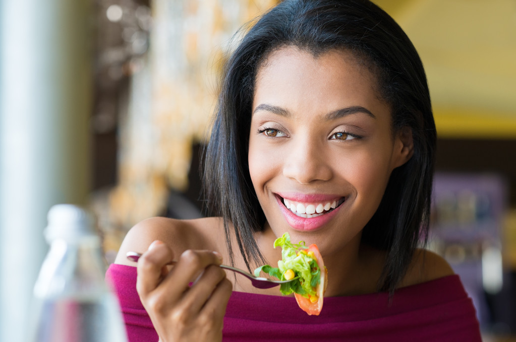 Дівчина їсть свіжий салат
 - Фото, зображення