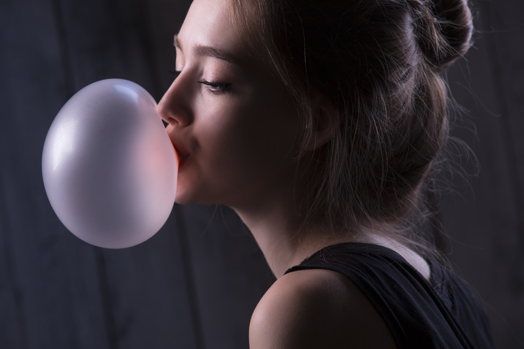 Chica con burbuja rosa de goma de mascar
 - Foto, imagen