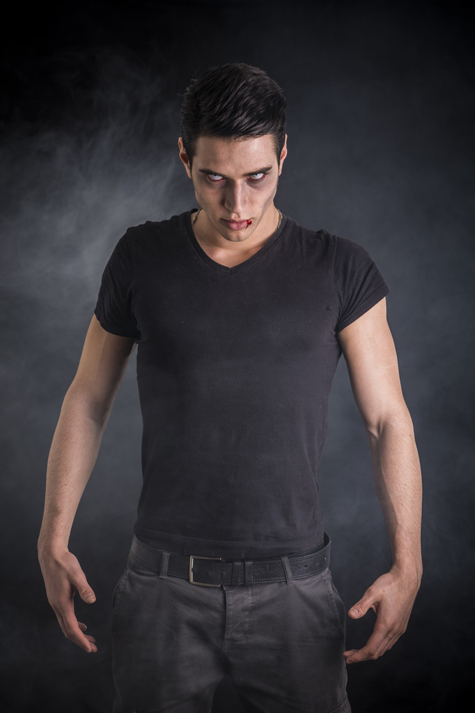 Siyah T-Shirt bir genç vampir adam portresi - Fotoğraf, Görsel