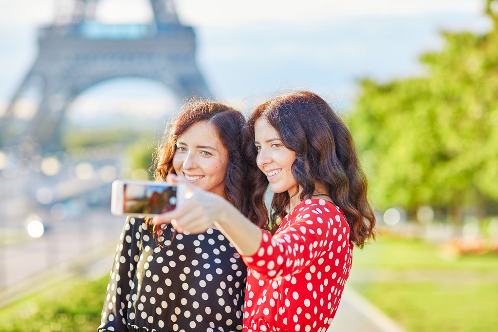 Красиві сестри прийняття selfie передній Ейфелева вежа - Фото, зображення