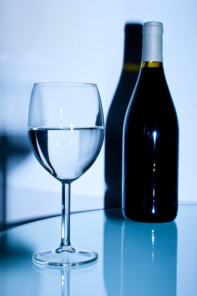 witte wijn fles en glas - Foto, afbeelding
