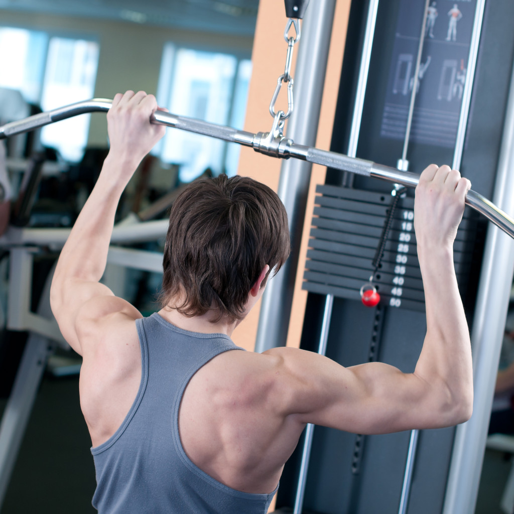Потужний м'язистий чоловік піднімає ваги в тренажерному залі
 - Фото, зображення