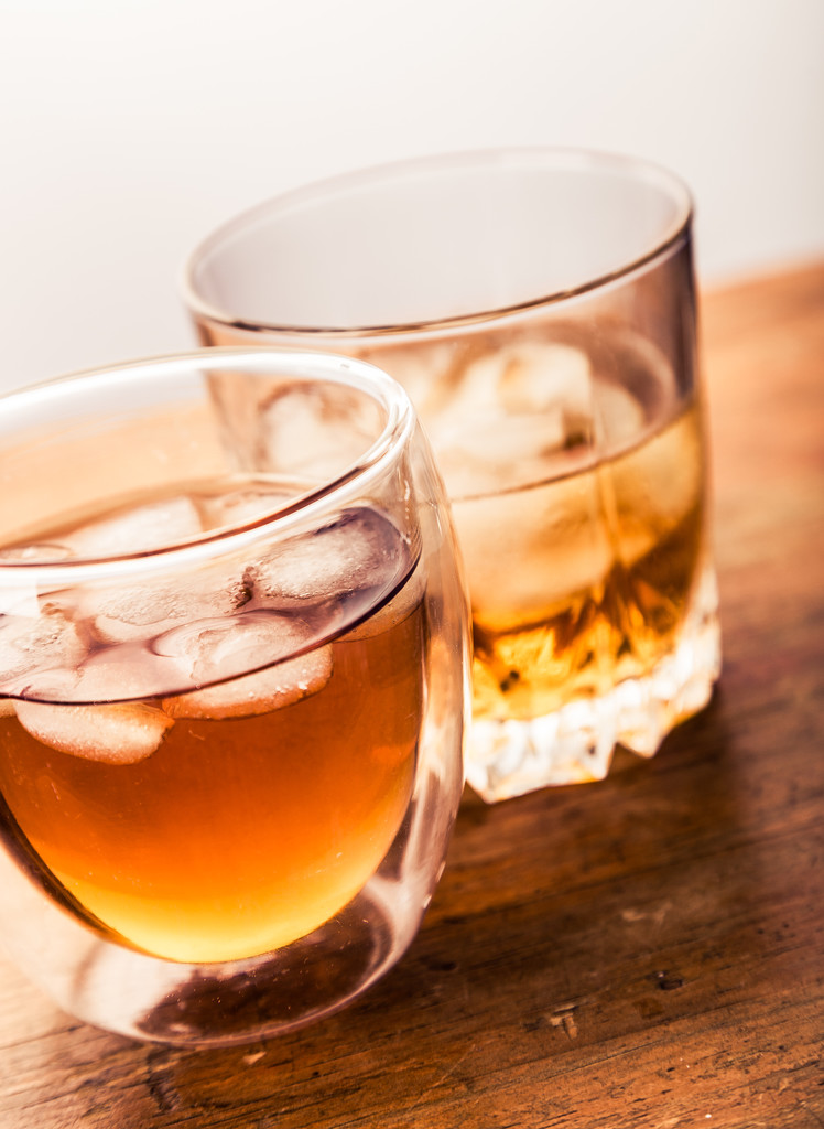 Dos vasos diferentes de whisky
 - Foto, Imagen
