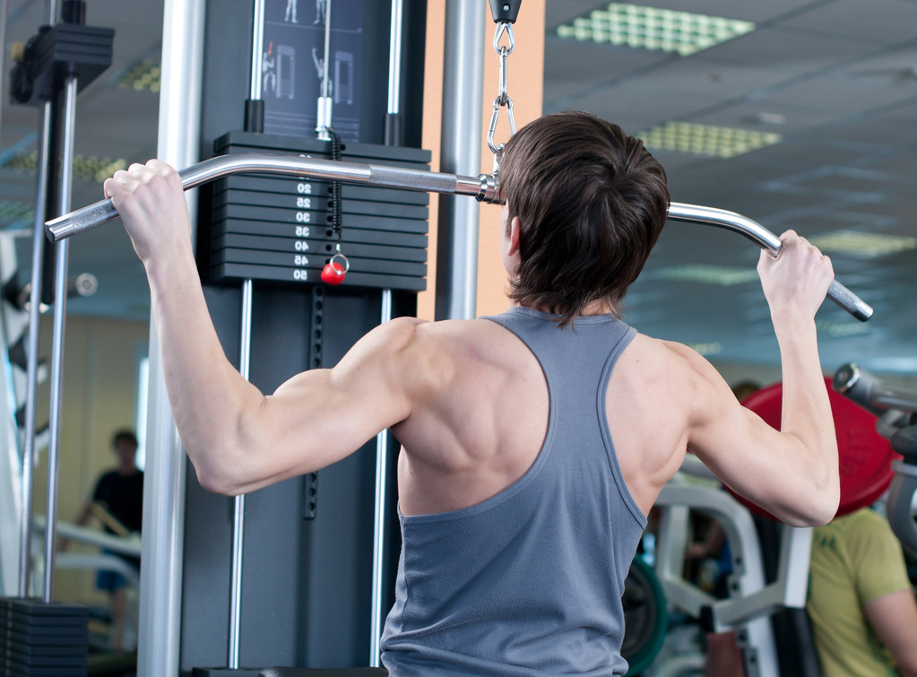 Homme musclé puissant soulevant des poids dans la salle de gym
 - Photo, image