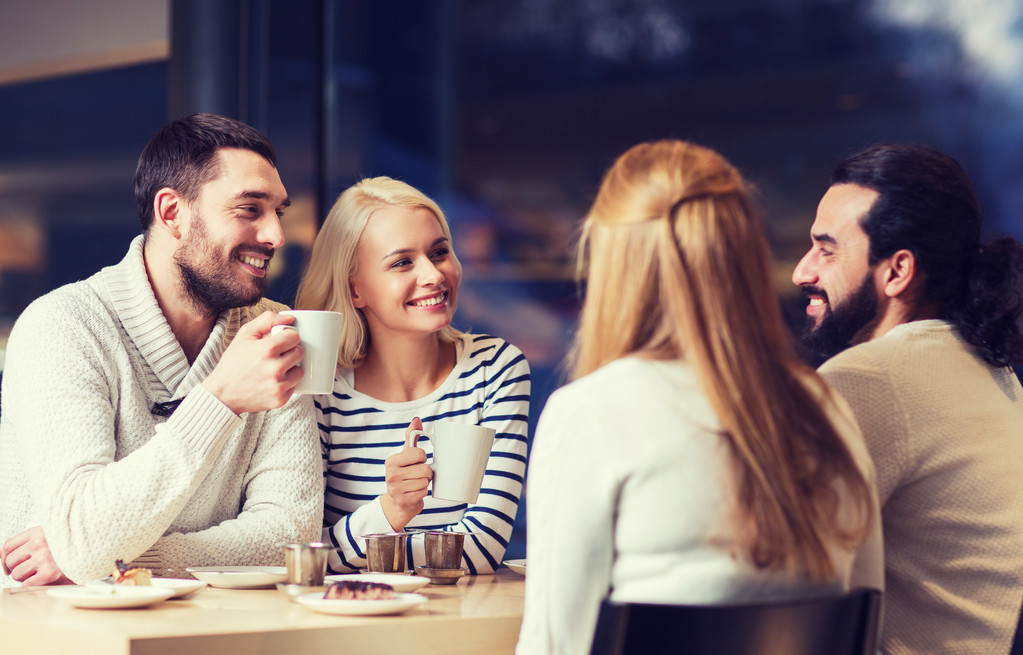ευτυχής φίλους συνάντηση και πίνοντας τσάι ή καφέ - Φωτογραφία, εικόνα