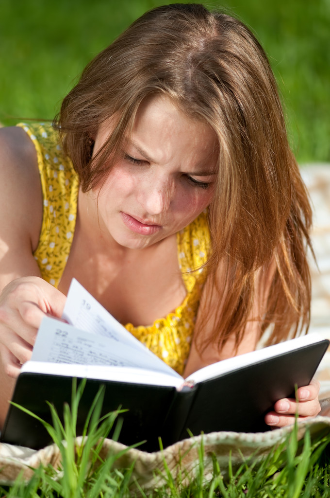 Dışarıda kitap okuyan güzel genç bir kadın. - Fotoğraf, Görsel