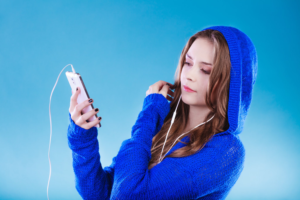 fiatal nő okos telefon hallgatás zene - Fotó, kép
