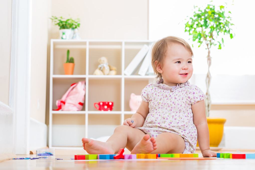 Usmívající se batole dívka si hraje s její hračka bloky - Fotografie, Obrázek