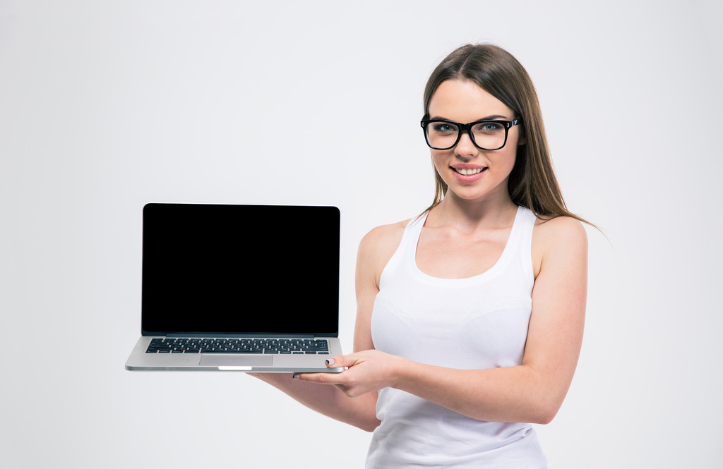 Carino donna che mostra schermo del computer portatile vuoto
 - Foto, immagini