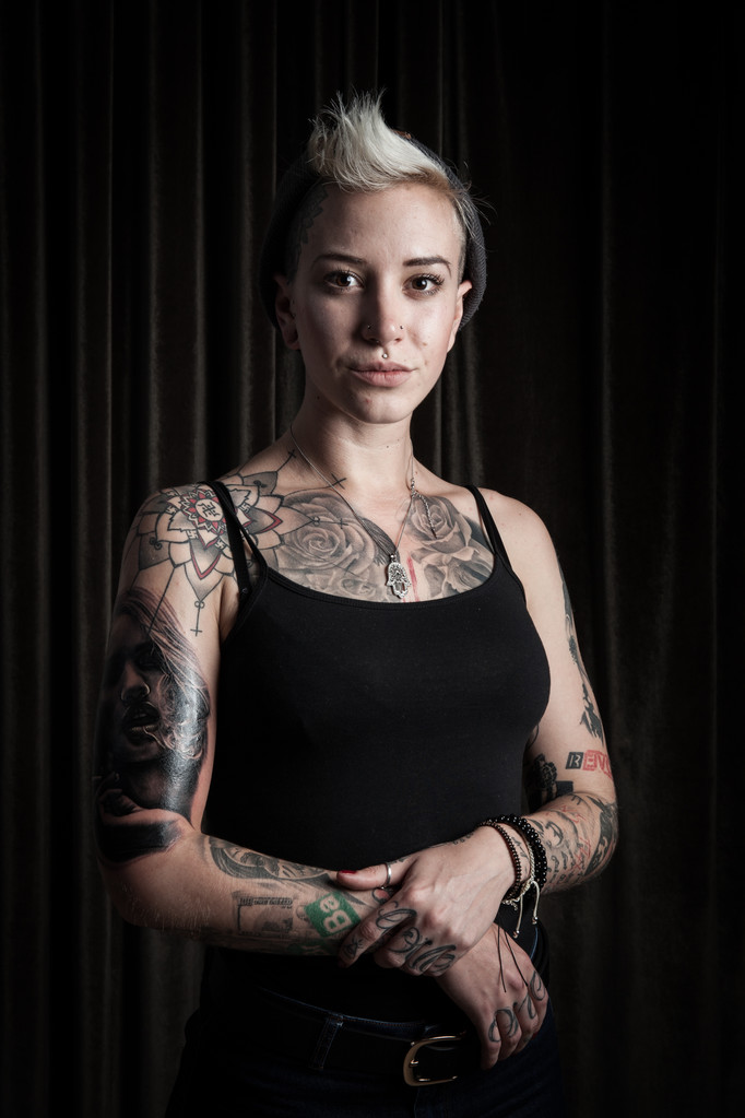 タトゥーを持つ女性の肖像画 - 写真・画像