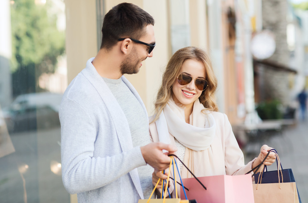 casal feliz com sacos de compras na rua da cidade
 - Foto, Imagem