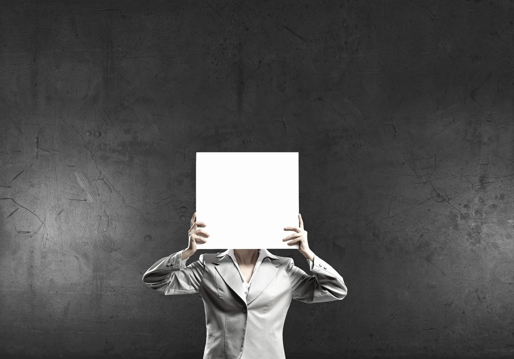 Mujer escondiendo su cara
 - Foto, imagen