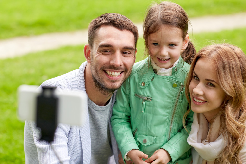 felice famiglia prendendo selfie da smartphone all'aperto
 - Foto, immagini