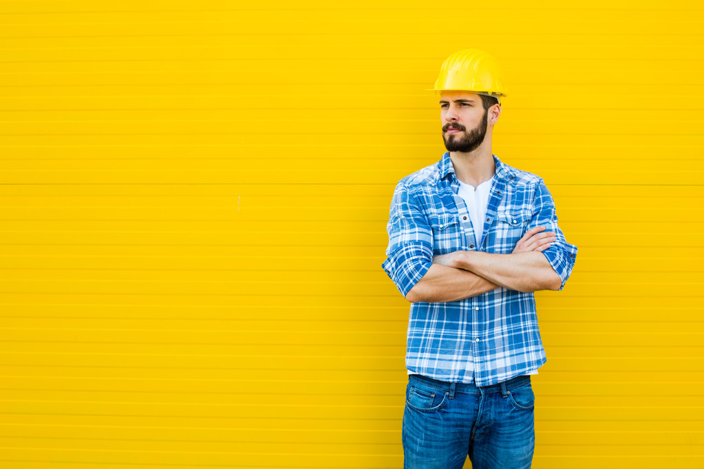 travailleur adulte avec casque sur mur jaune
 - Photo, image