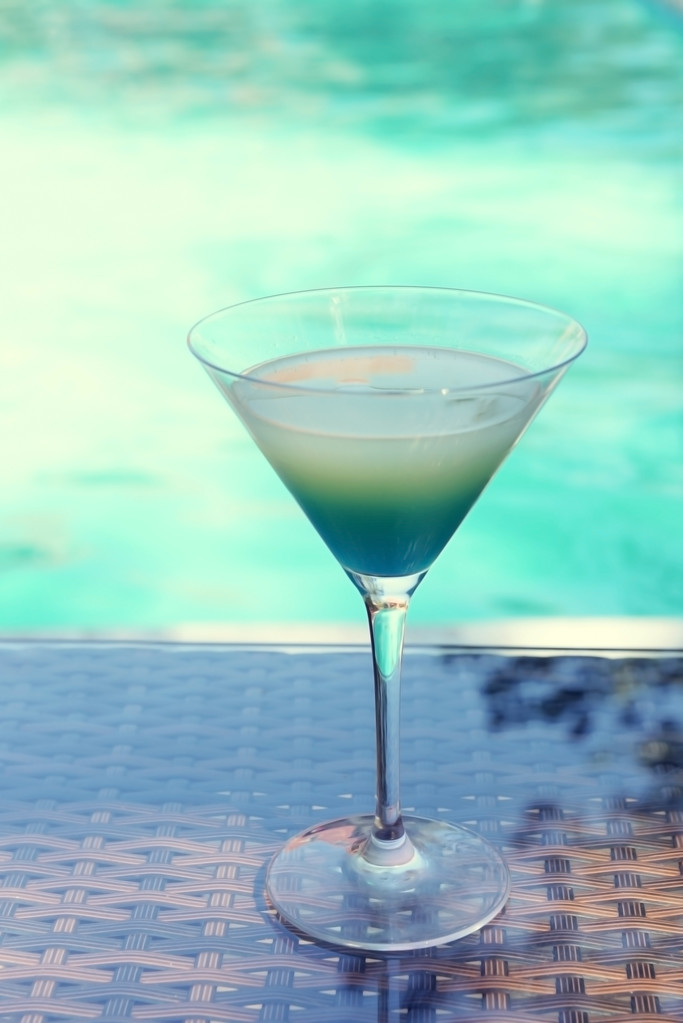 Cocktail on swimming pool background - Photo, Image
