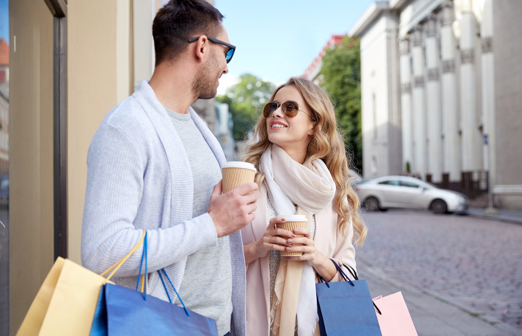 ευτυχισμένο ζευγάρι με Τσάντες για ψώνια και καφέ στην πόλη - Φωτογραφία, εικόνα