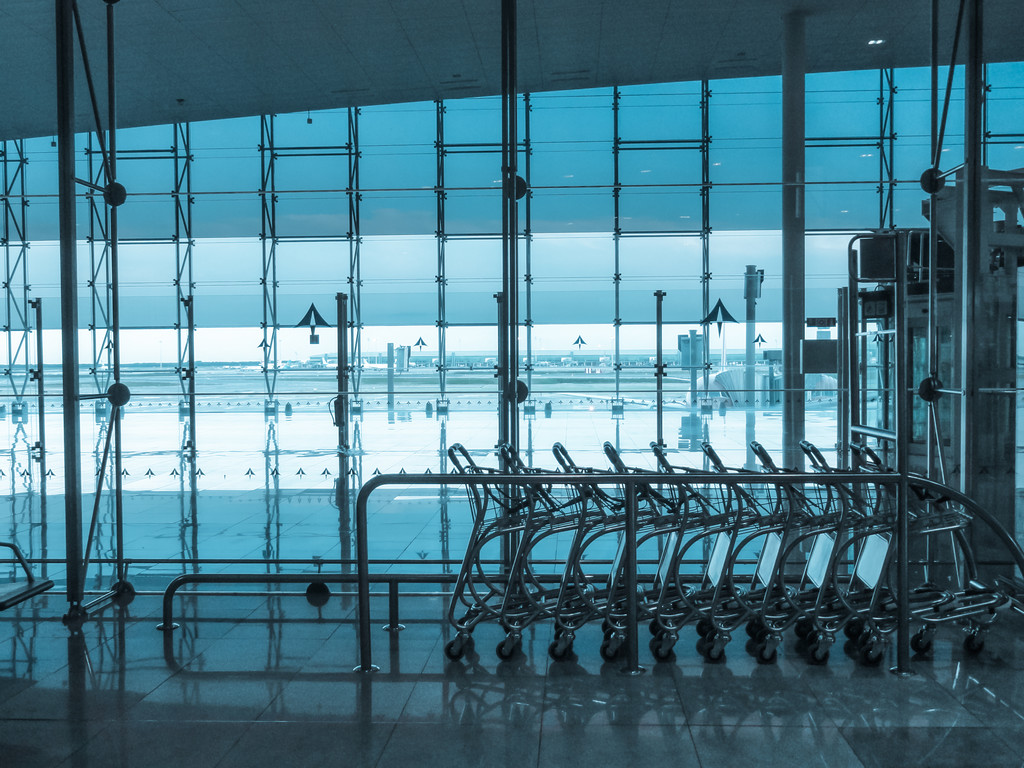 Carritos de equipaje vacíos fila en el aeropuerto
 - Foto, imagen