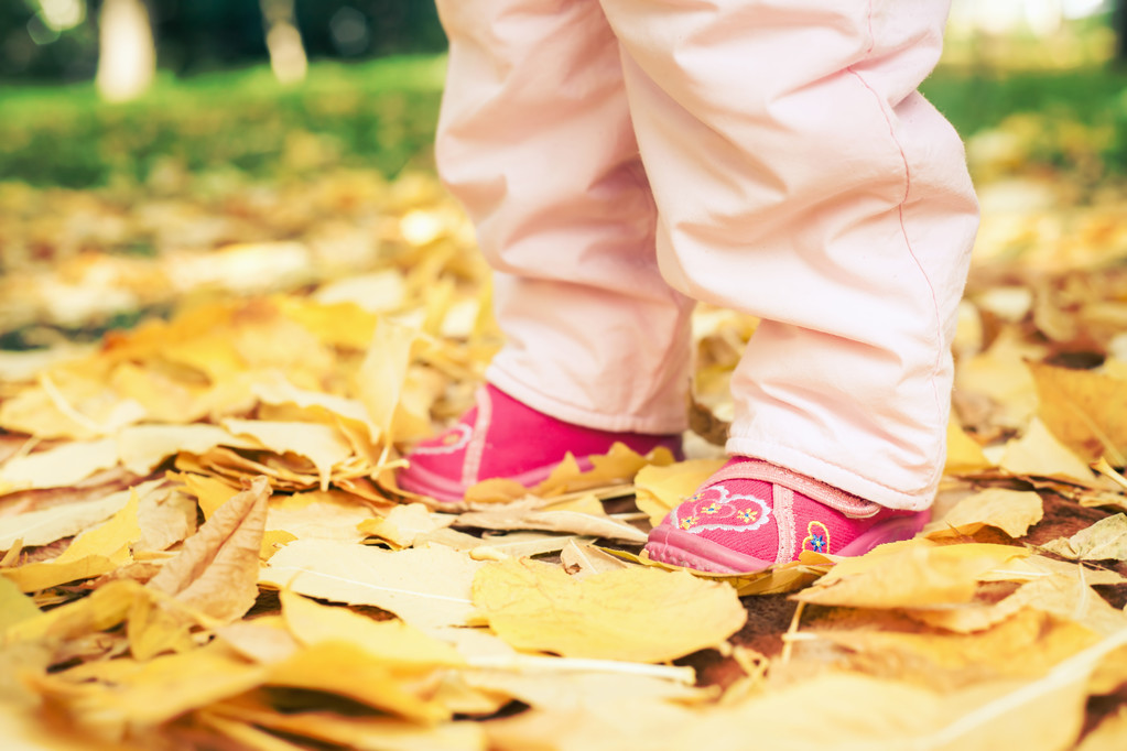 Close-up μωρό ντυμένος με υπαίθρια παπούτσια στο πάρκο φθινόπωρο - Φωτογραφία, εικόνα