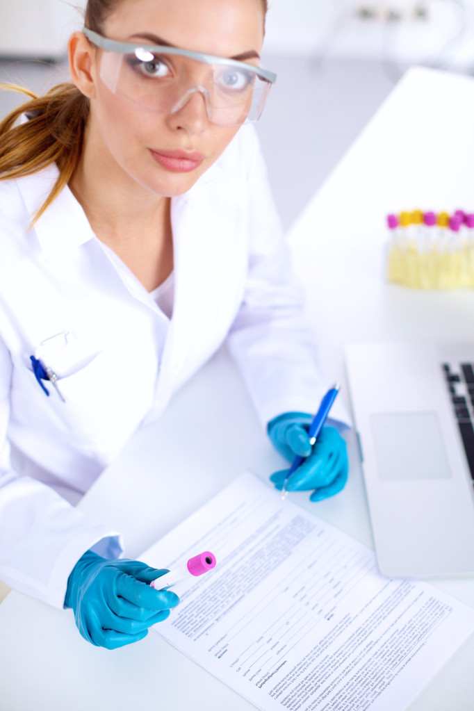 Femme chercheuse entourée de flacons et flacons médicaux, isolée sur fond blanc - Photo, image