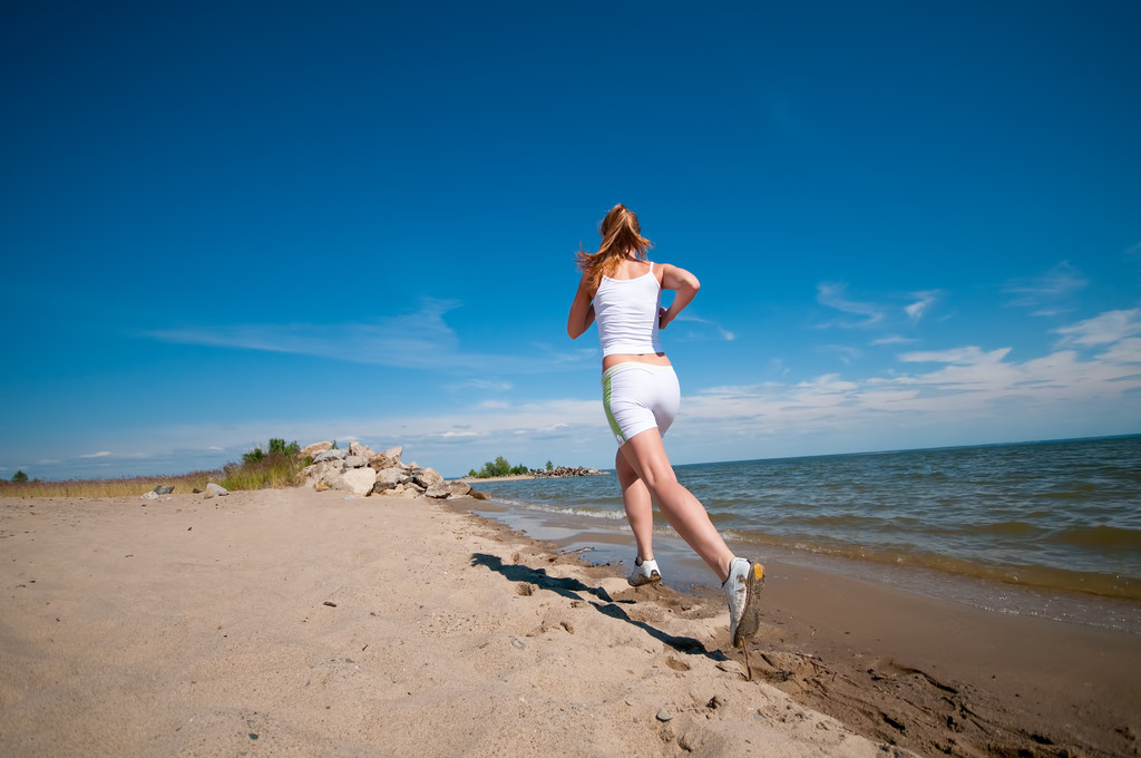 Femme sportive courant sur la côte de la mer
 - Photo, image