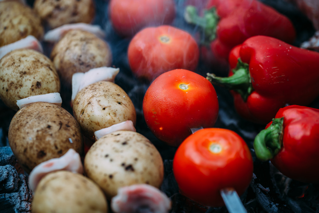 Vegetales en tomates de barbacoa, pimiento rojo, patatas
 - Foto, Imagen