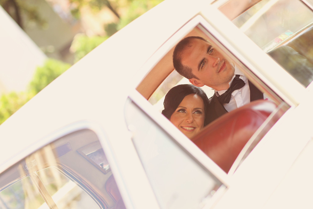 Belle mariée et marié souriant dans la voiture
 - Photo, image