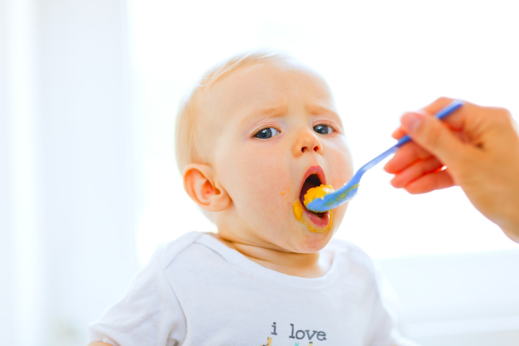 Comer untado bonito bebé boca abierta para cuchara
 - Foto, imagen