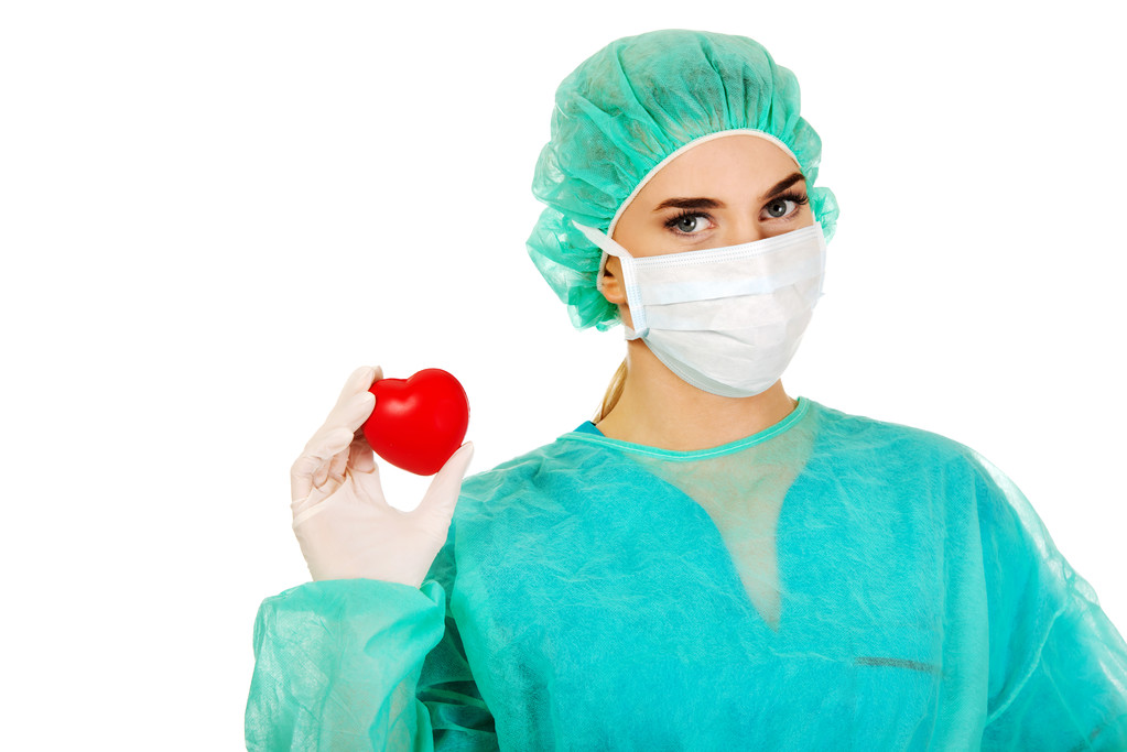 Médico cirujano femenino sosteniendo corazón
 - Foto, imagen