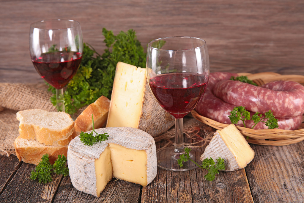 wino, ser, chleb, kiełbaski - Zdjęcie, obraz