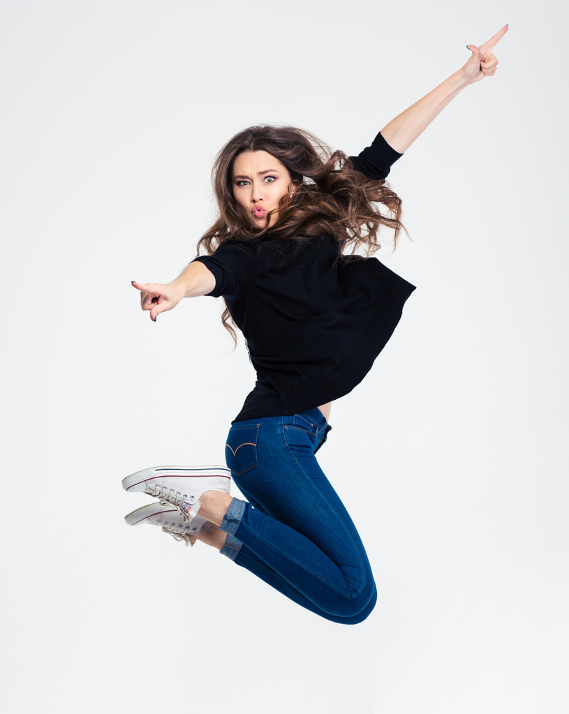 Retrato de uma bela mulher casual pulando
 - Foto, Imagem
