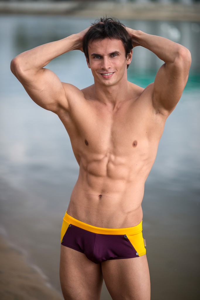 Ritratto di un uomo sexy sportivo, atletico e muscoloso in costume da bagno
 - Foto, immagini
