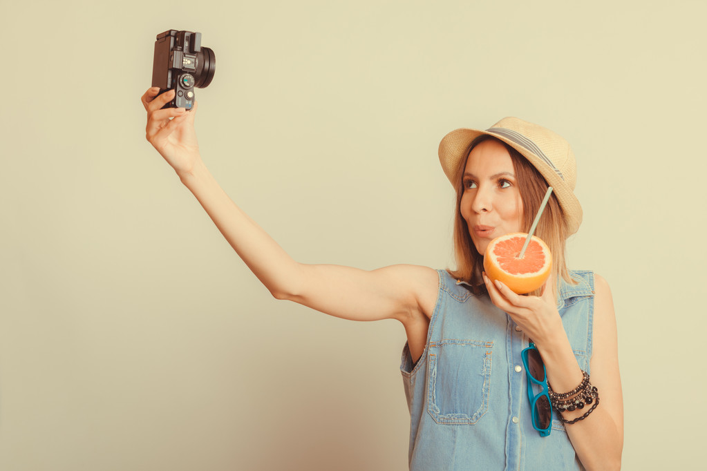 woman in straw hat taking selfie - Foto, afbeelding