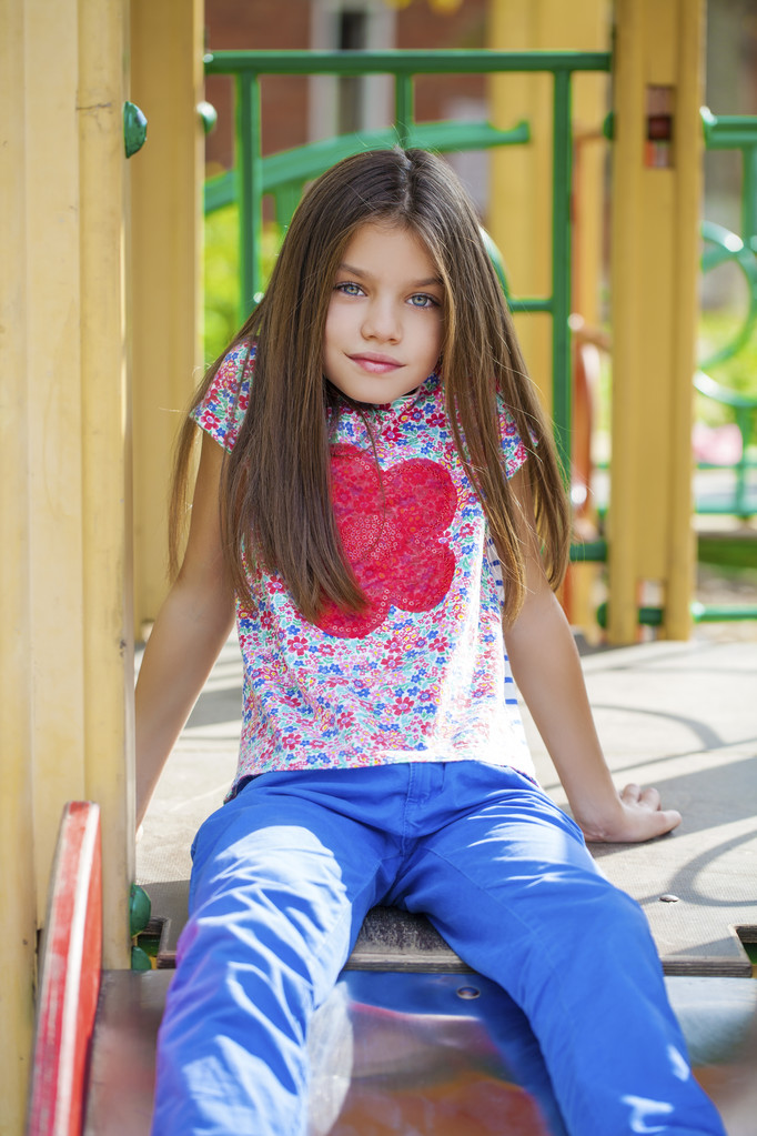 beautifal dziewczynka w parku jesień - Zdjęcie, obraz