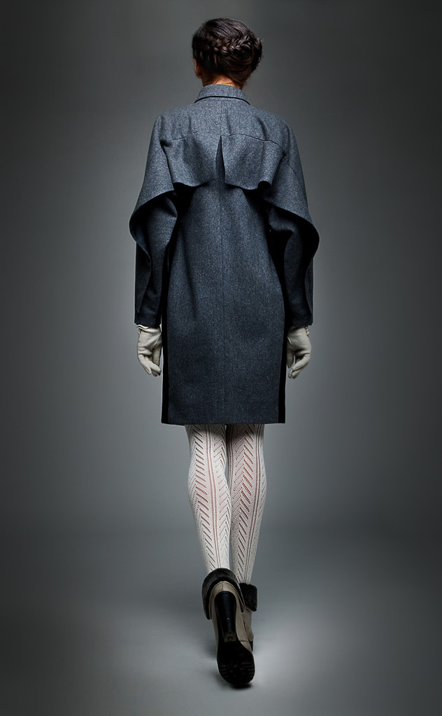 Morena modelo de moda en abrigo gris al revés ver
 - Foto, imagen