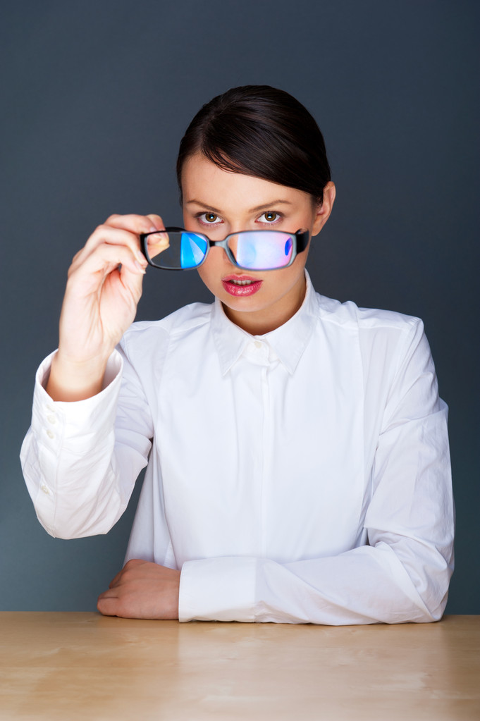 Bonita Europeia jovem empresária sólida sentada com óculos
 - Foto, Imagem