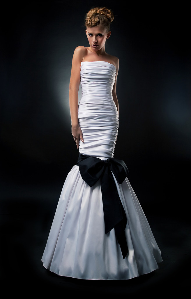 表彰台でポーズ ブライダルで官能的な若い花嫁細い金髪のドレスします。 - 写真・画像