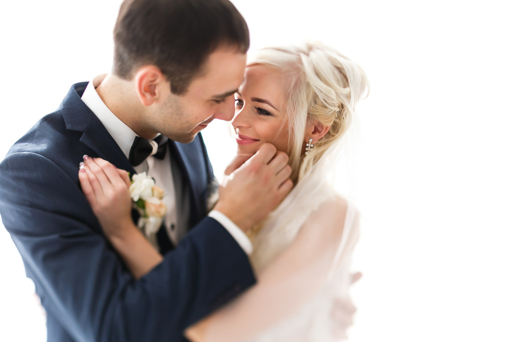 Брюнетка жених и блондинка невеста
 - Фото, изображение