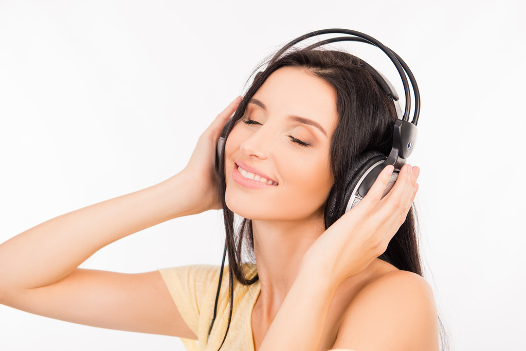 Jeune femme mignonne profitant de la musique sur écouteurs, souriant et proche
 - Photo, image
