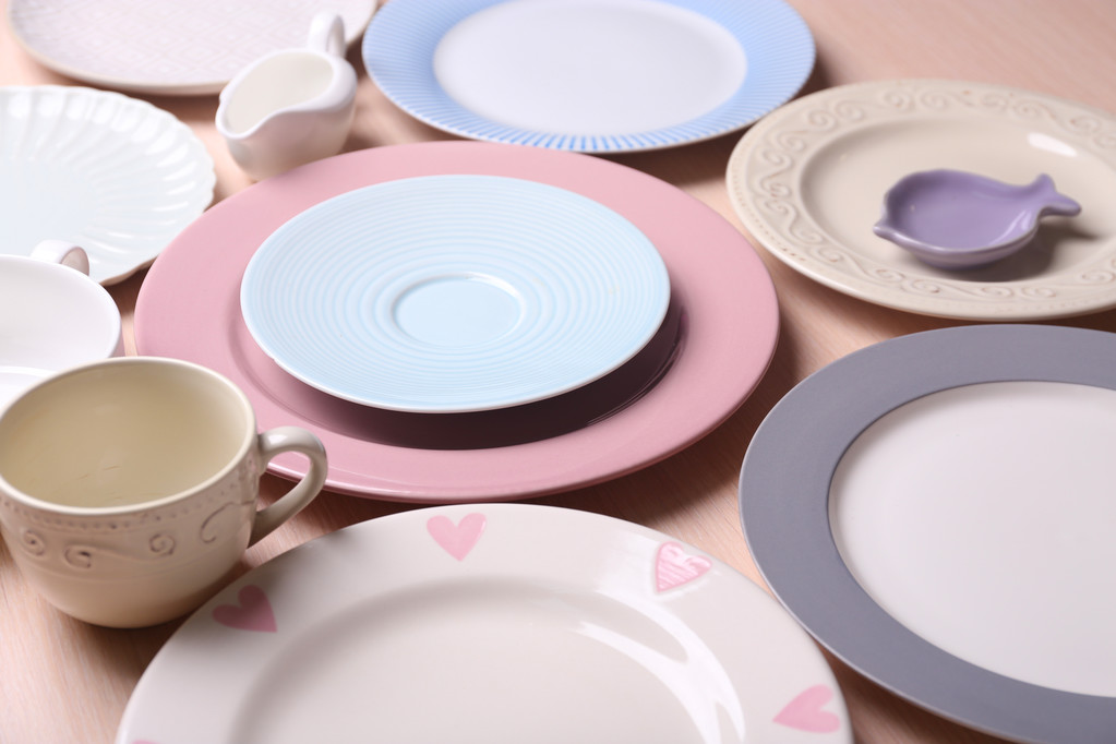 Composição de utensílios de mesa sobre fundo rosado
 - Foto, Imagem