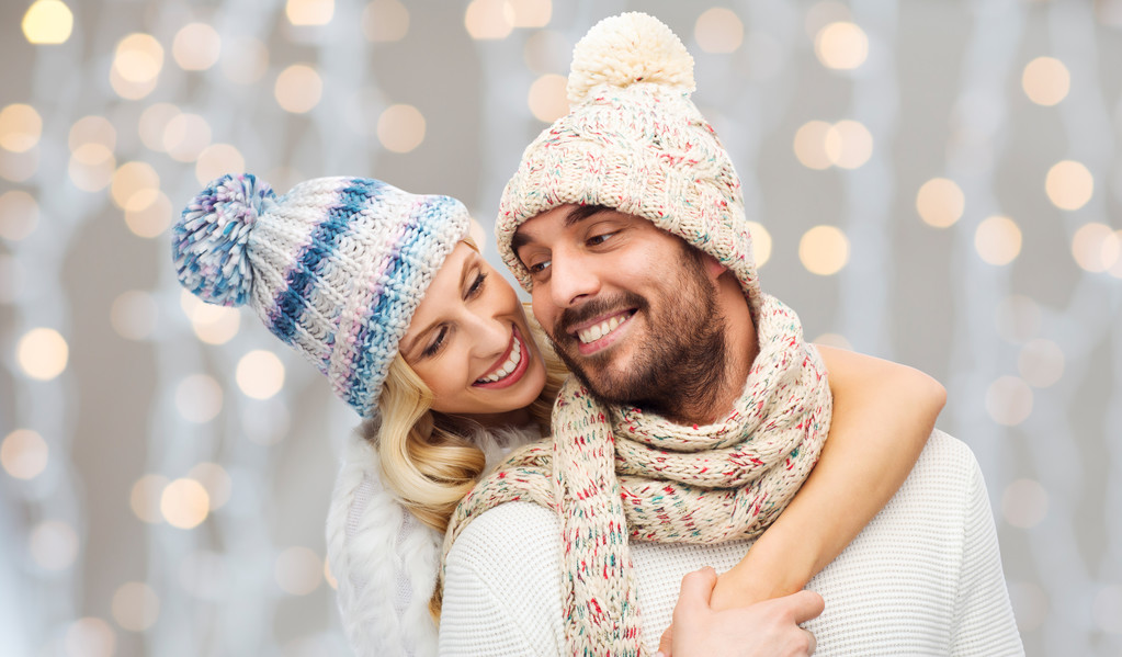 feliz pareja en ropa de invierno abrazándose a las luces
 - Foto, Imagen