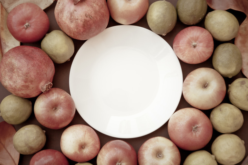 Pequenas maçãs e placa de porcelana
 - Foto, Imagem