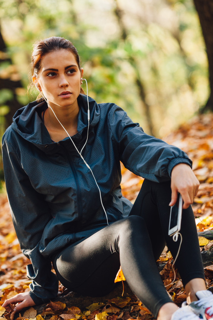 Runner kadın dinlenme Parkı yapraklarda - Fotoğraf, Görsel
