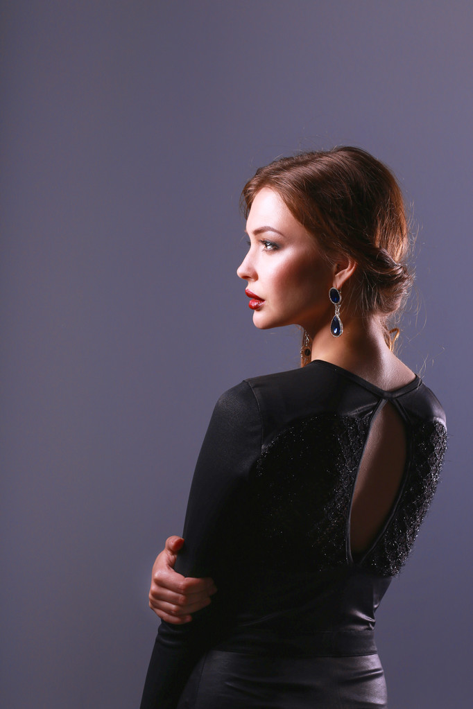 Портрет красивої брюнетки в чорній сукні
 - Фото, зображення