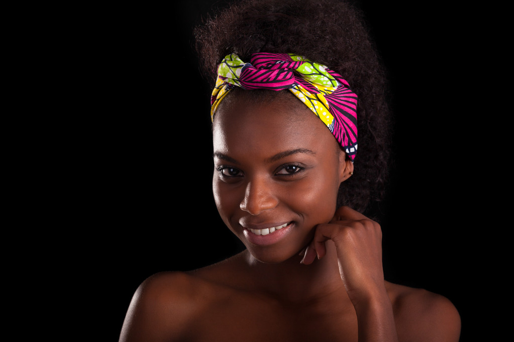 Молода красива африканська жінка портрет, ізольована над чорною спиною
 - Фото, зображення