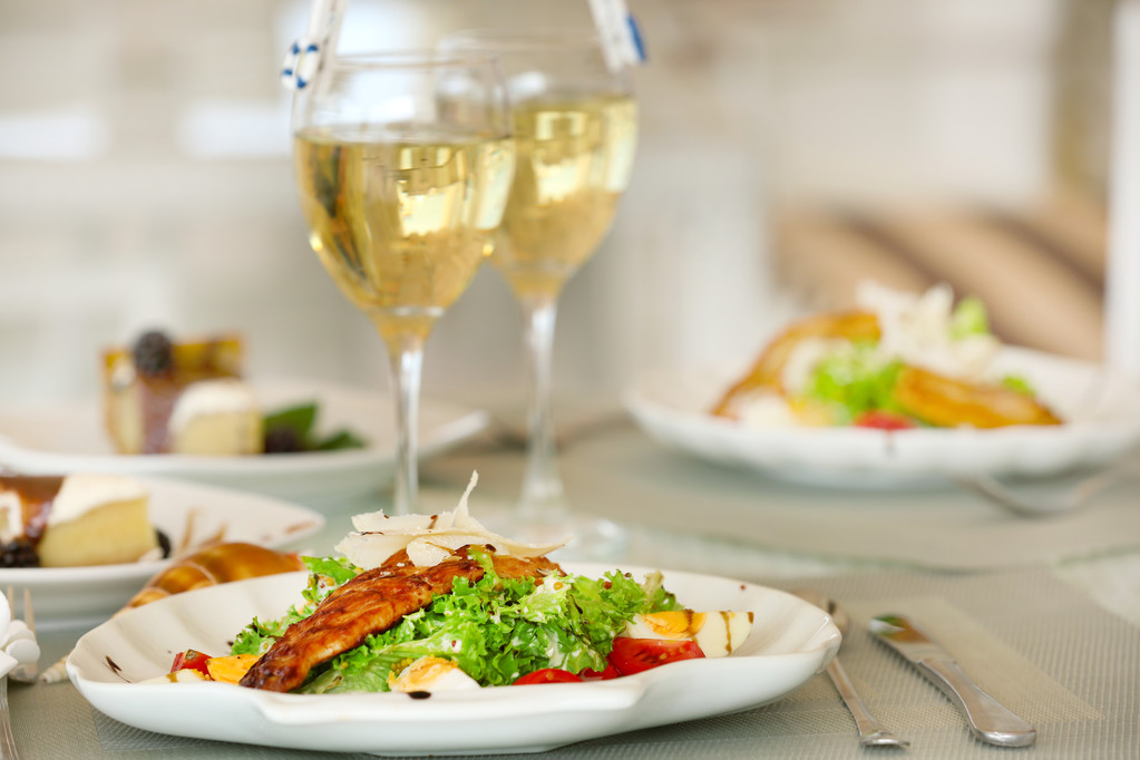 Salada saborosa com vinho servido
 - Foto, Imagem