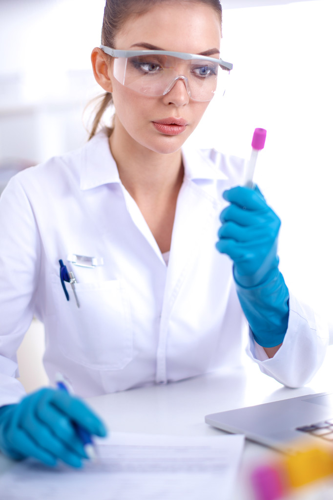 Женщина-исследователь окружена медицинскими ампулами и колбами, изолированными на белом фоне - Фото, изображение