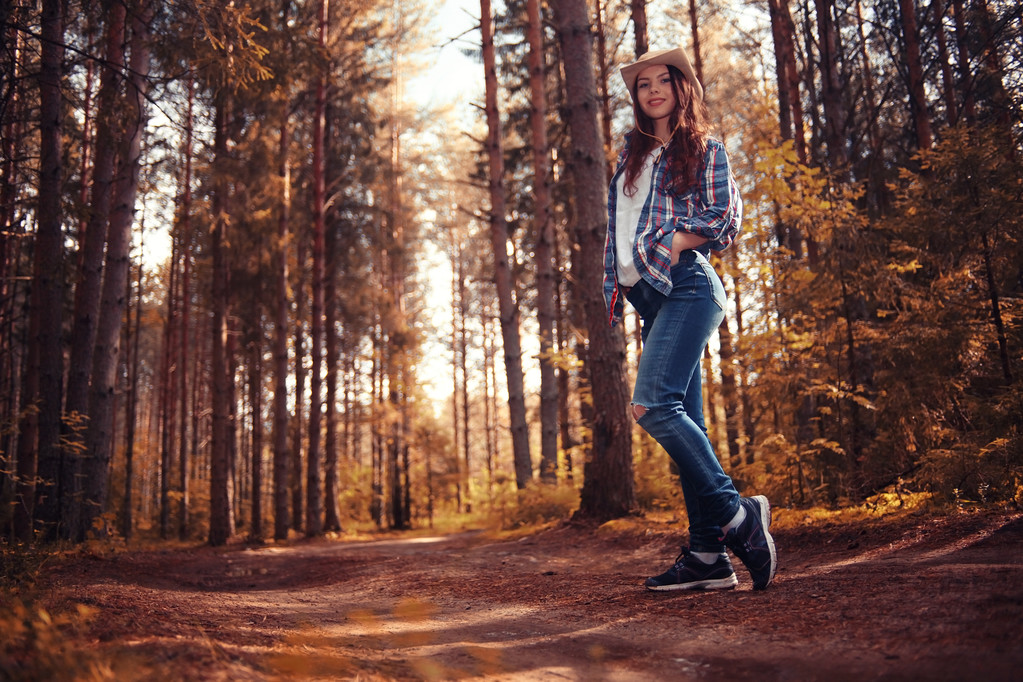 gyönyörű lány utazik az erdőben - Fotó, kép