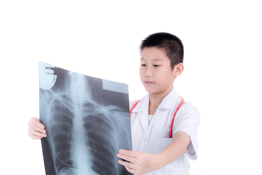 asiatische Arzt Junge Blick auf eine Röntgenaufnahme - Foto, Bild