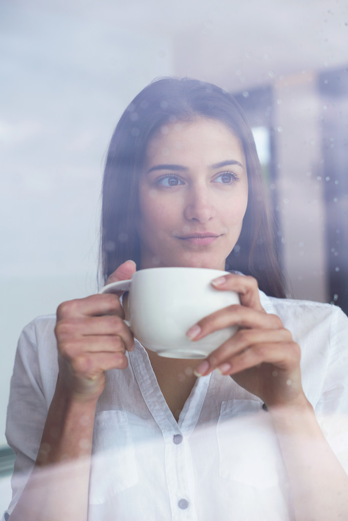 νεαρή γυναίκα ποτό πρώτο πρωινό καφέ - Φωτογραφία, εικόνα
