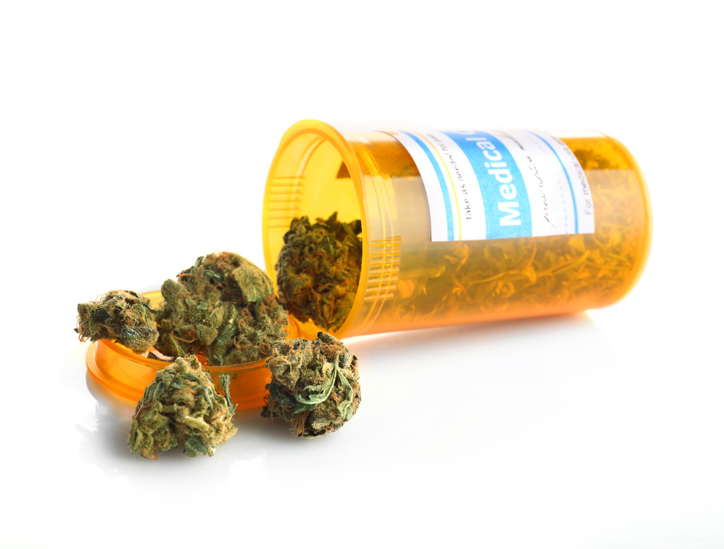 Botella de cannabis medicinal seco
 - Foto, imagen